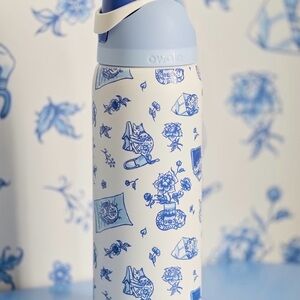 Owala 32 oz Delft Cat Blue and White Bottle, UO Exclusive, similar to Heirloom